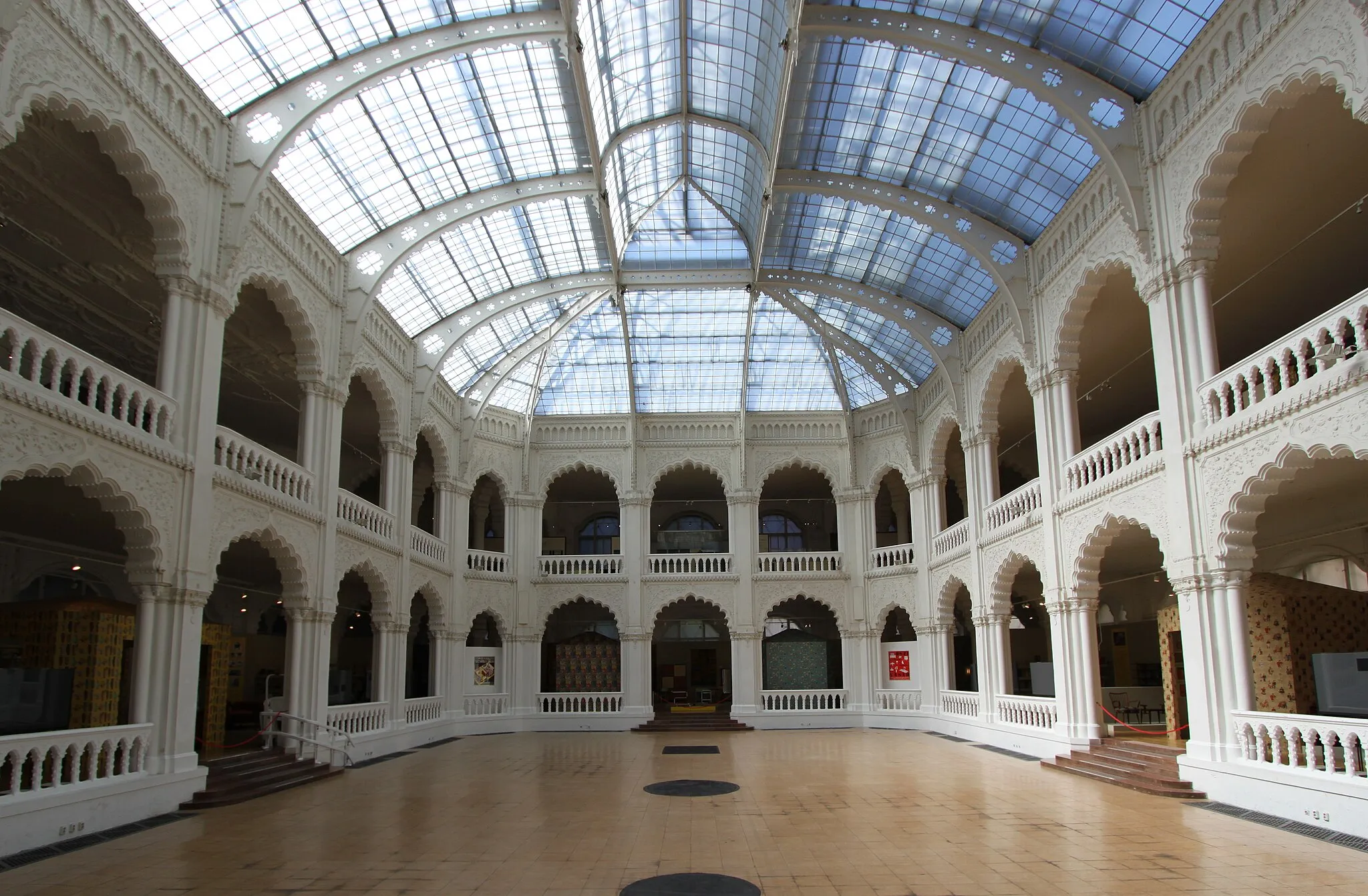 Photo showing: Budapest Museum of Applied Arts; Atrium; view from the entrance