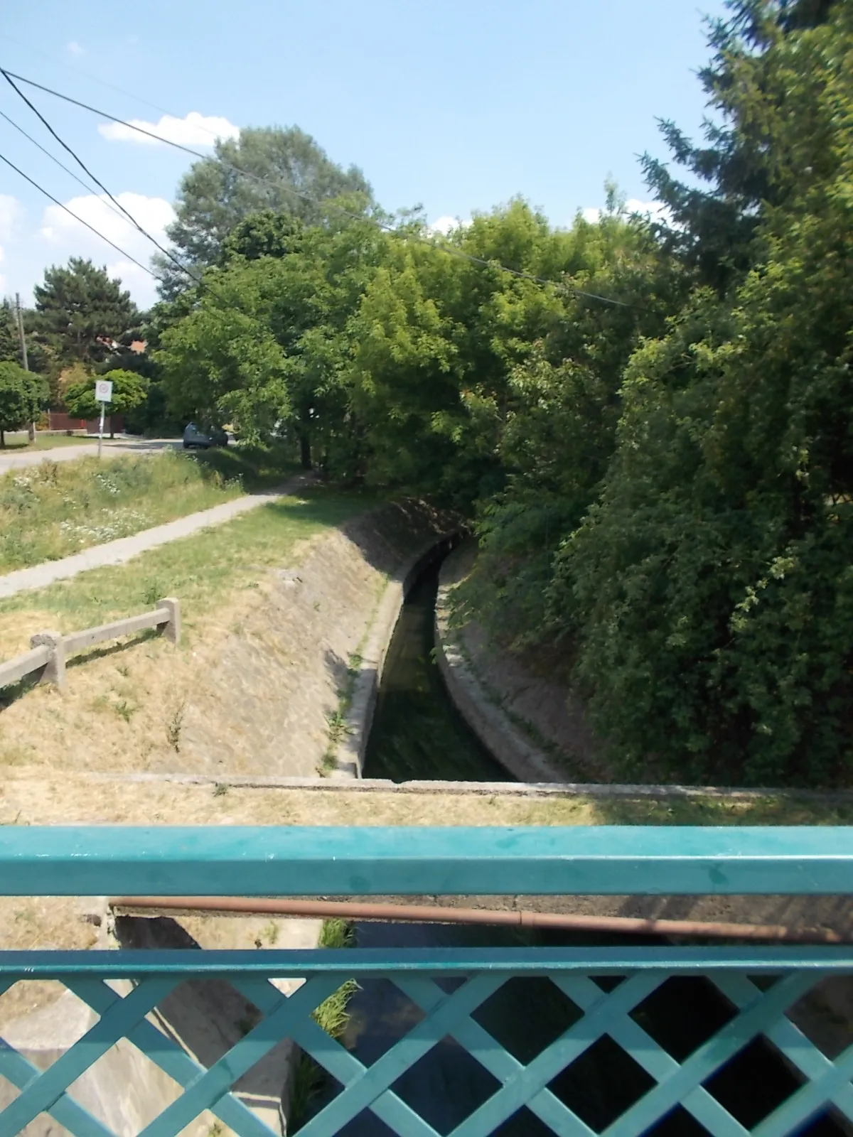 Photo showing: : View from Péterhegyi street bridge over the Hosszúréti Stream. - Budafok neighborhood, 22th district and Kőérberek neighborhood, 11th district of Budapest.