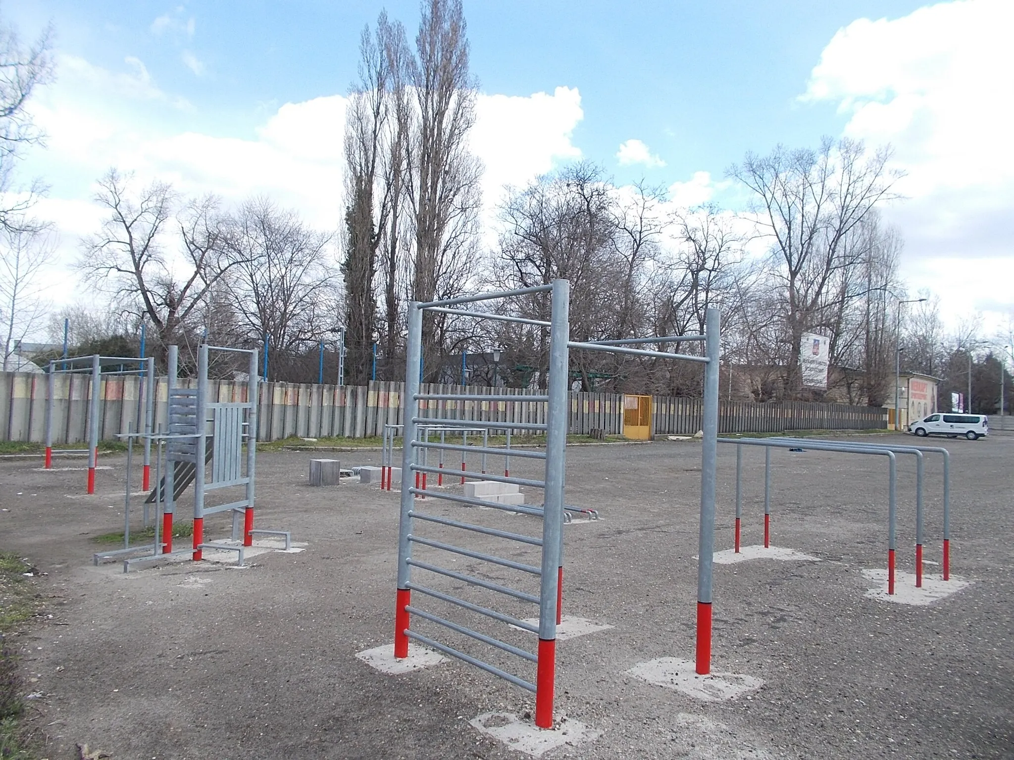 Photo showing: : Street workout. - Maglódi út and Algyógyi St. corner, Téglagyárdűlő neighborhood, 10th District of Budapest.