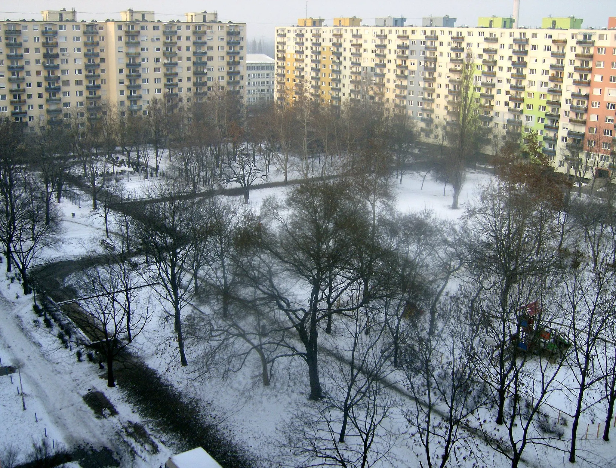 Photo showing: Some block of flats in the 10th district of Budapest