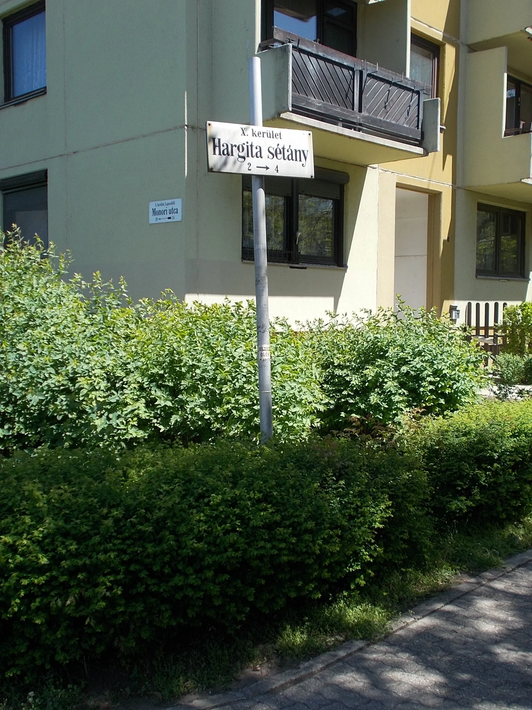 Photo showing: Street sign, - Monori Street and Hargita Street corner, Laposdűlő neighborhood, District X of Budapest.