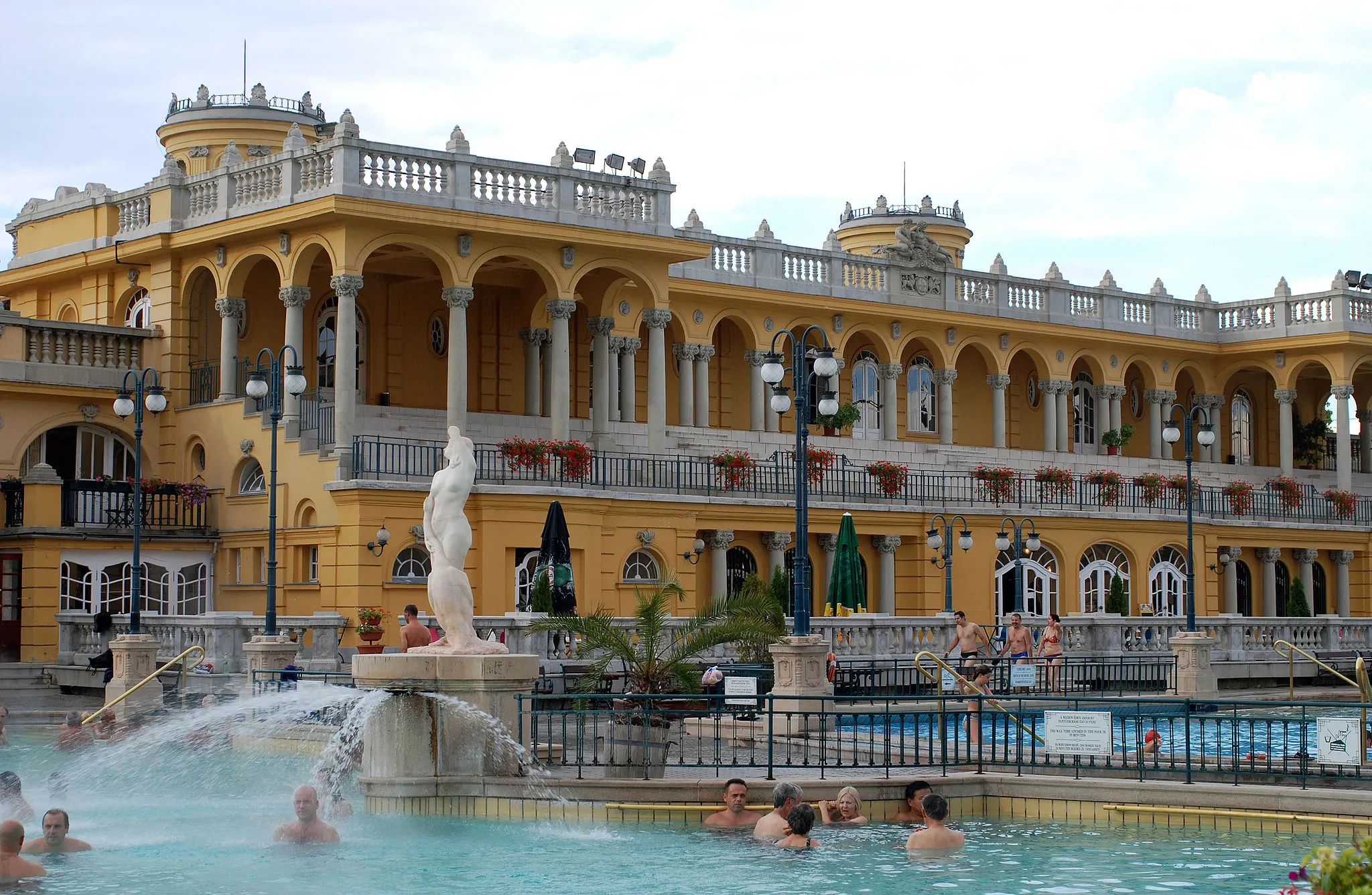 Photo showing: Budapest thermal spa Széchenyi Gyógyfürdő. Outside pool and main building.