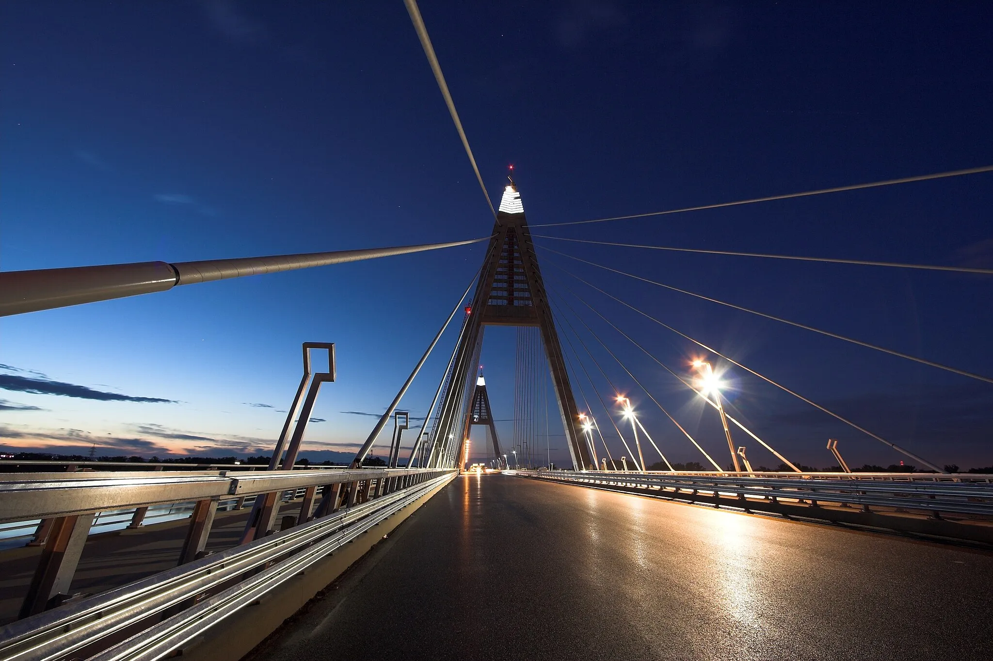 Photo showing: Megyeri bridge at dawn (before its planned opening), Budapest, Hungary