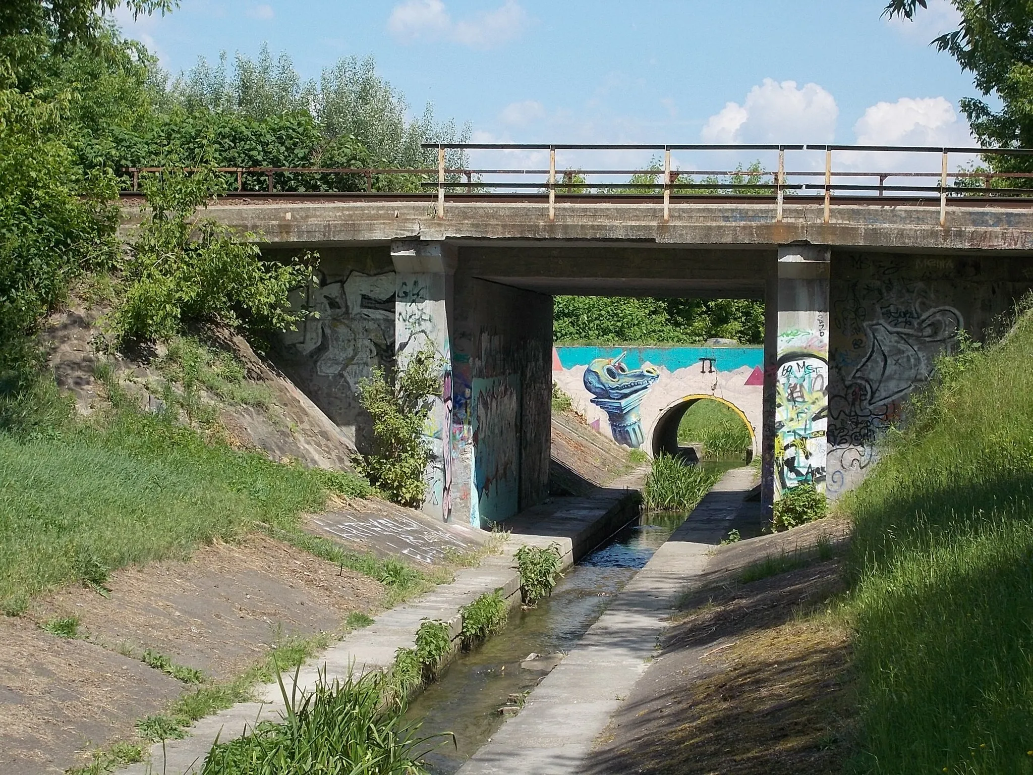 Photo showing: Budapest–Vác–Szob railway line. Bridges over Csömöri Stream. Káposztásmegyer, Budapest District 4, Hungary