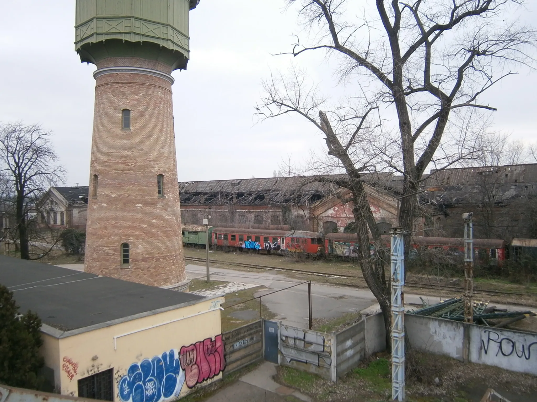 Photo showing: A budapest XIII. kerületi Istvántelki főműhely és a víztorony (Istvántelek vasútállomás felől nézve)