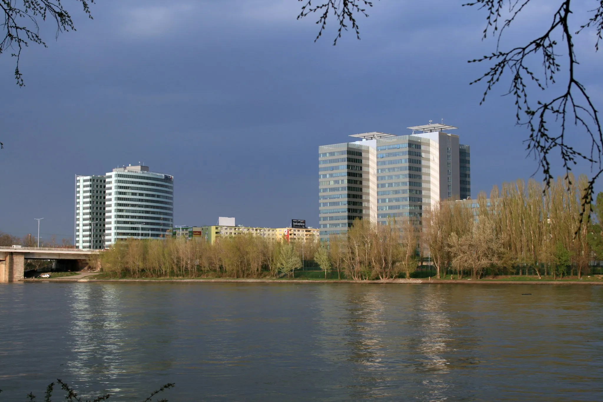 Photo showing: Modern buildings from Margaret Island, Budapest, Hungary