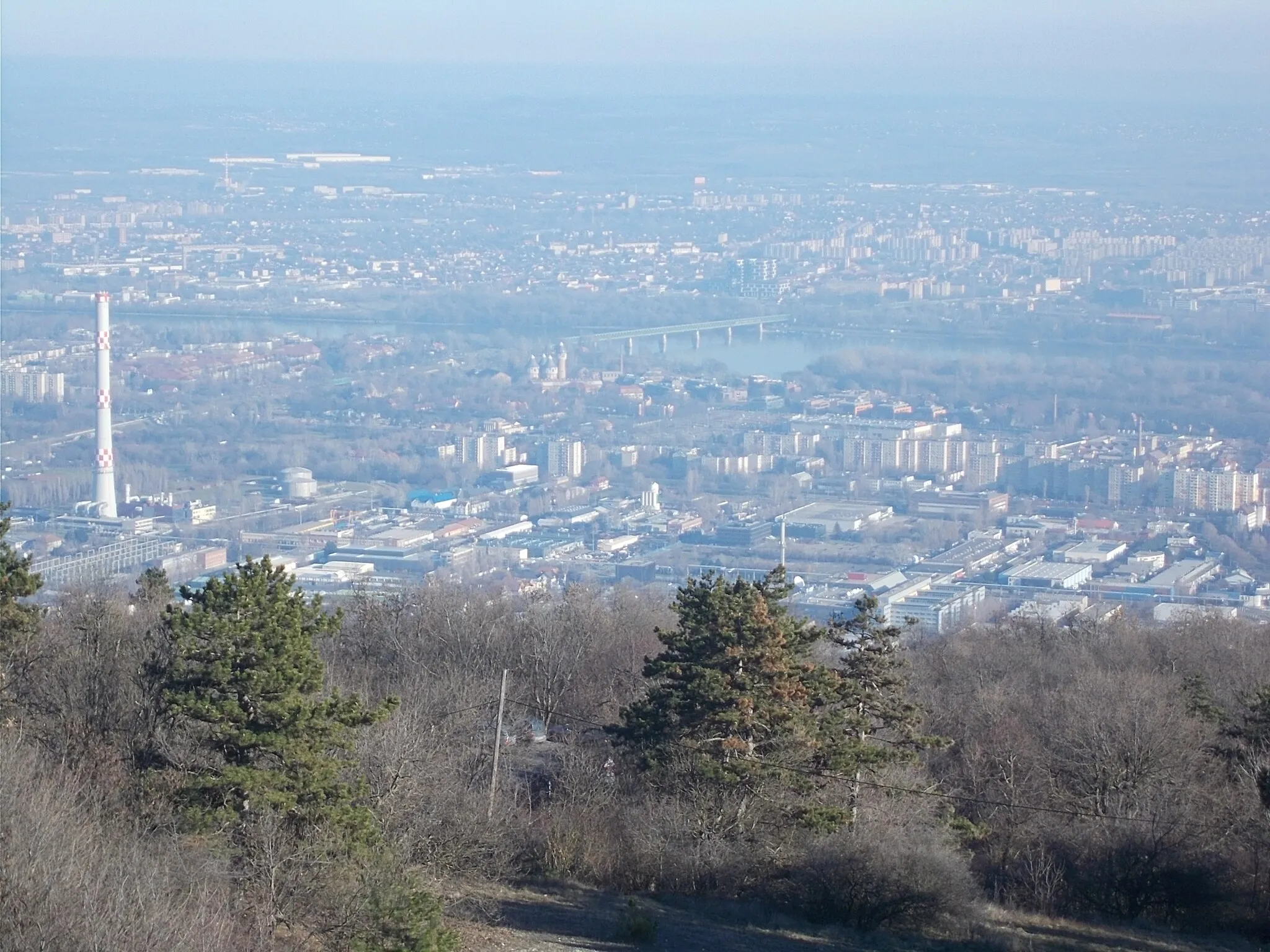 Photo showing: View toward Törökkő (Kunigunda Street District Heating chimney) Kaszásdűlő, Aquincum (North Railway Bridge) neighbourhoods from Guckler lookout point/Guckler lookout (tower). - Hármashatárhegy neighbourhood, District III of Budapest