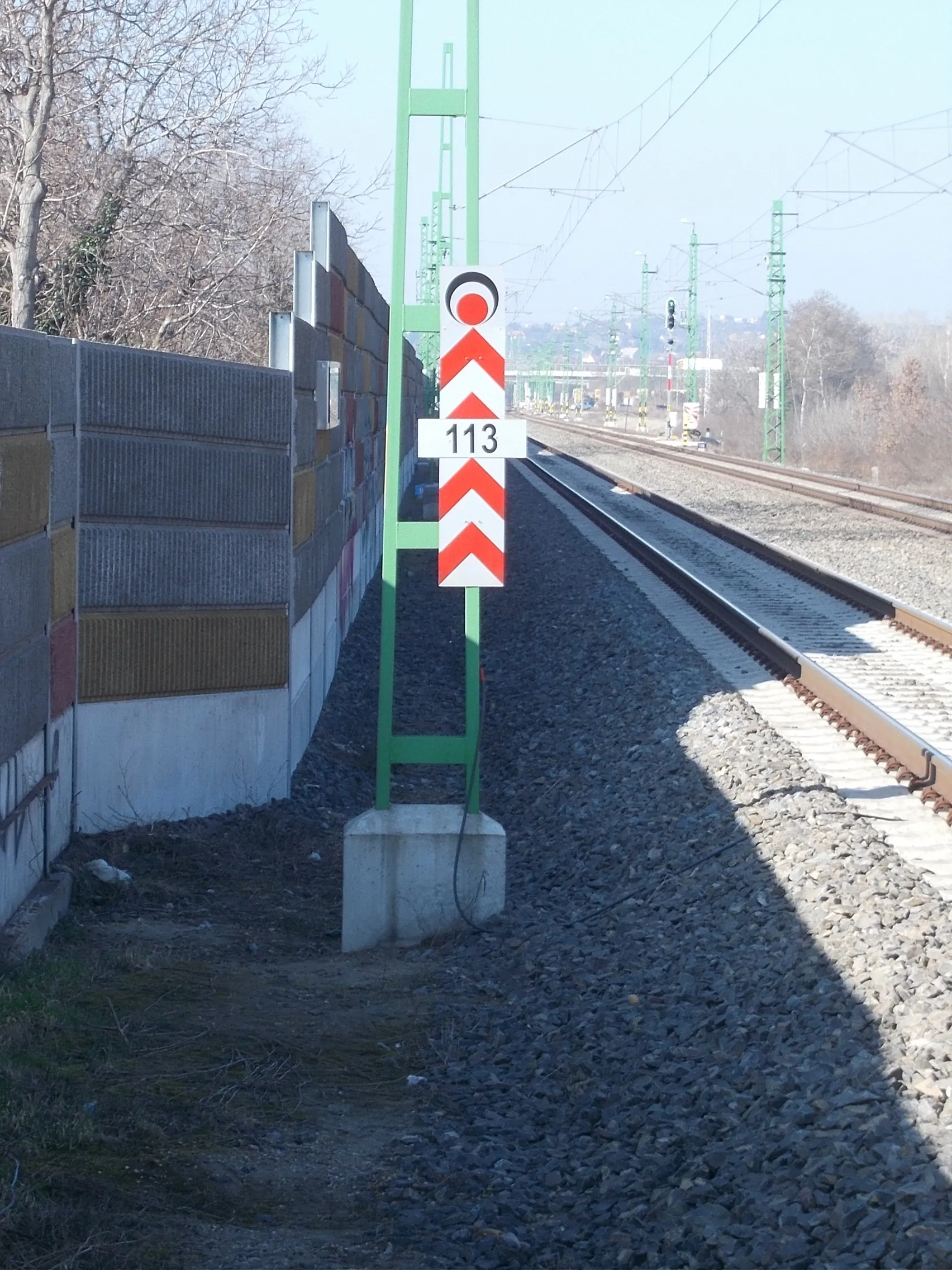 Photo showing: Barosstelep train stop, level crossing warning sign - Nagytétény neighbourhood, District XXII of Budapest.