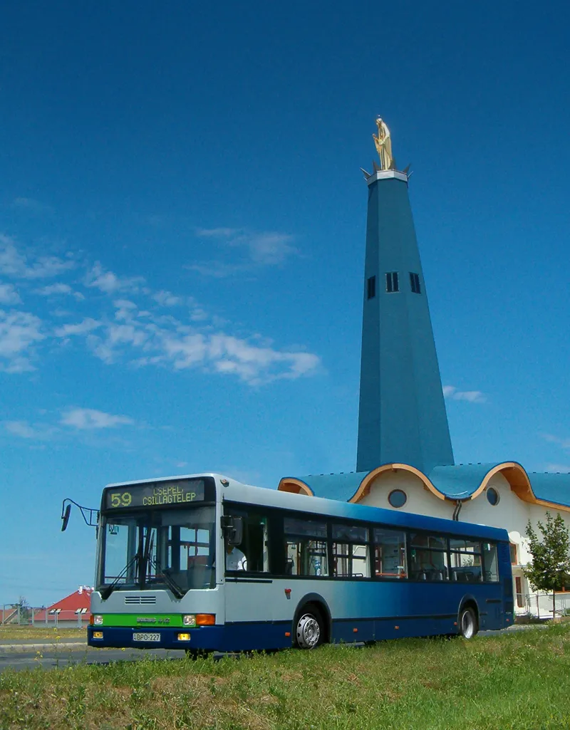 Photo showing: Ikarus 412.10C még eredeti fényezéssel, fiatal korában a Soroksár-újtelepi Fatimai Szűzanya-pébániatemplom előtt