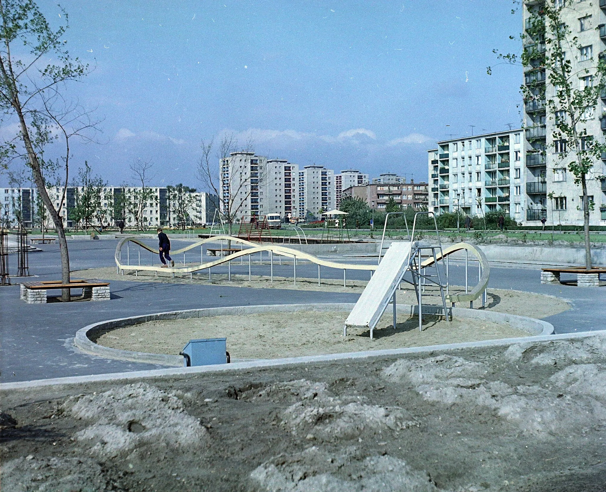 Photo showing: József Attila lakótelep, Nagyjátszó a Dési Huber utca és a Csengettyű utca között.