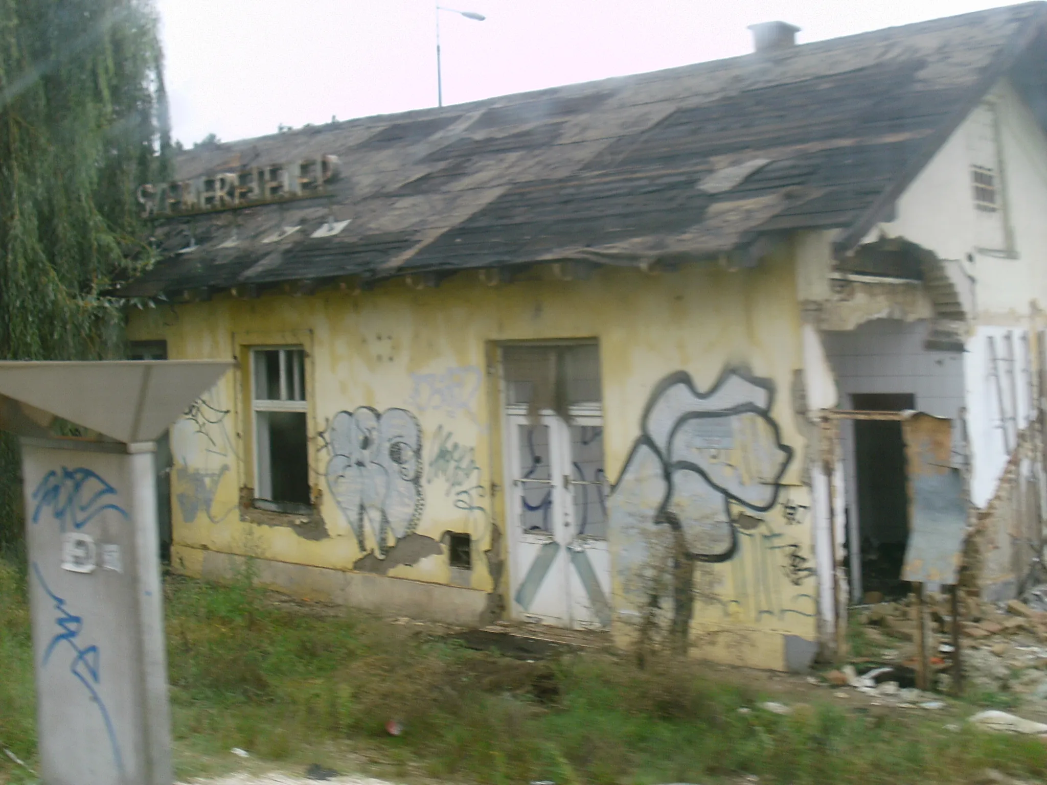 Photo showing: Szemeretelep megálló épülete bontás alatt