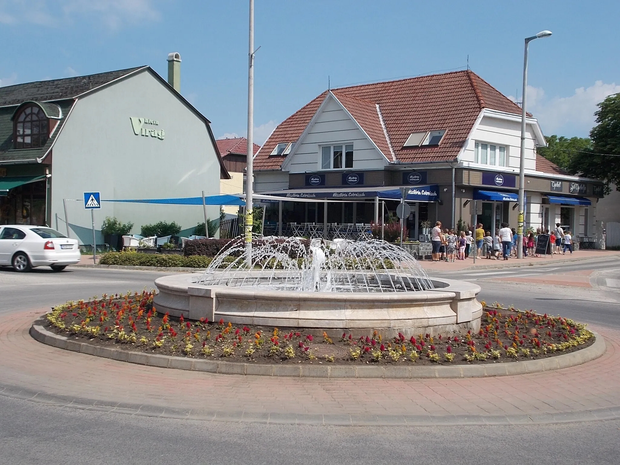 Photo showing: : Roundabout fountain at Szent István and Táncsics Sts intersct. photo taken from the Central Park, Gyömrő, Pest County, Hungary.