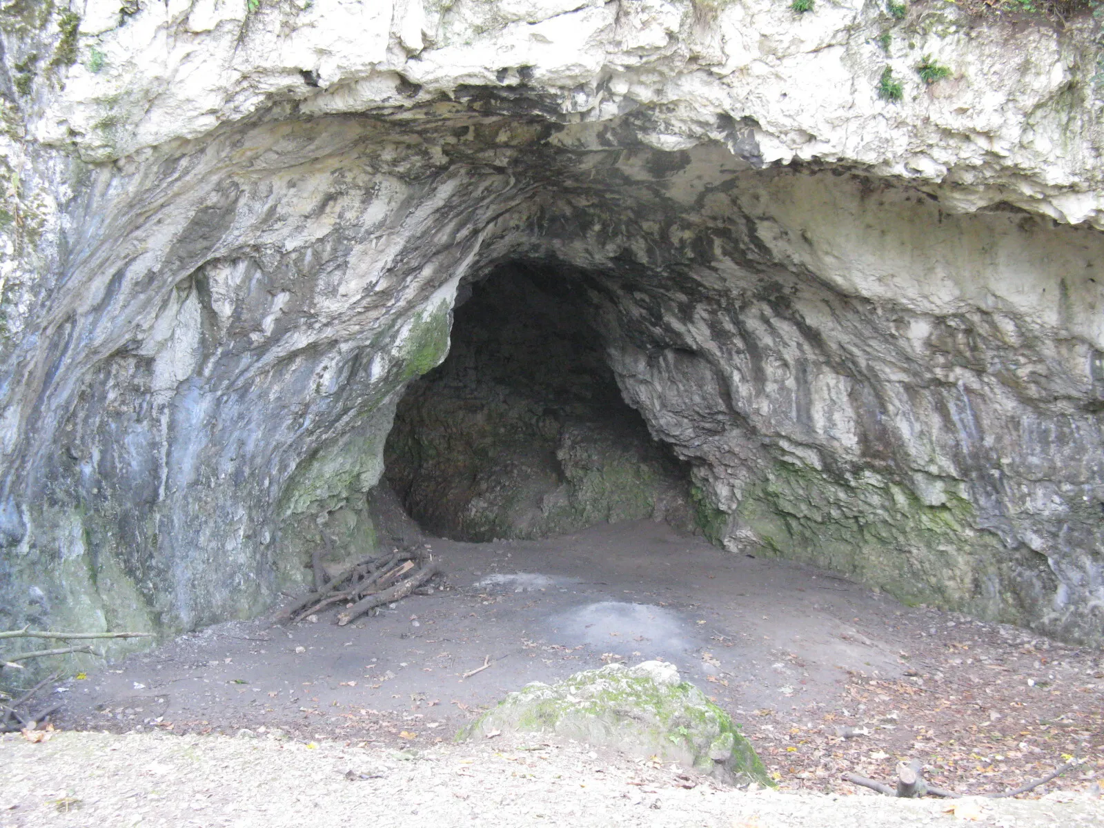 Photo showing: Entrance of Kis-kevélyi Cave, Pilis Mountains, Hungary