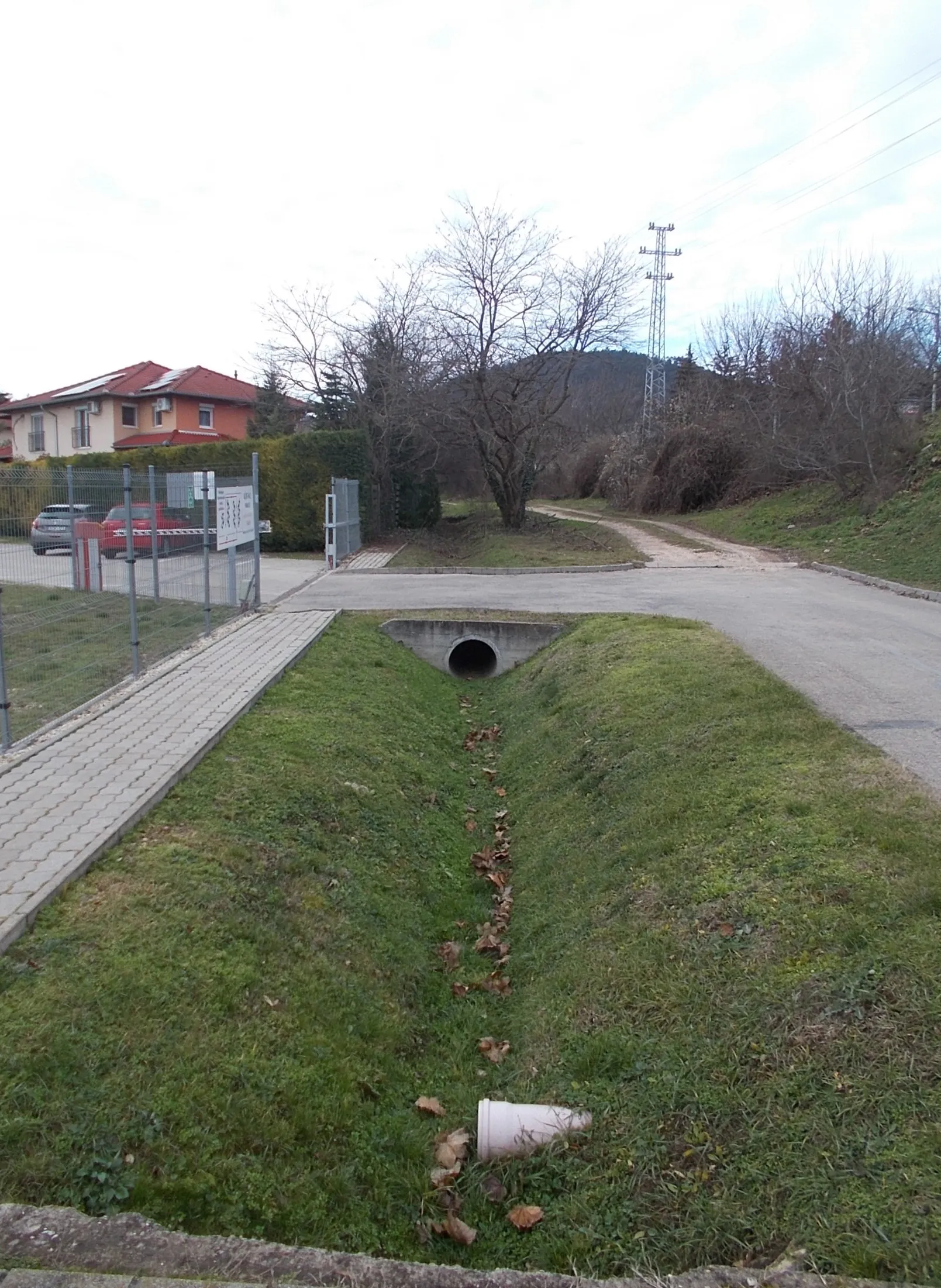 Photo showing: Budaörsi ditch - Őszirózsa Street, Budaörs, Pest County, Hungary