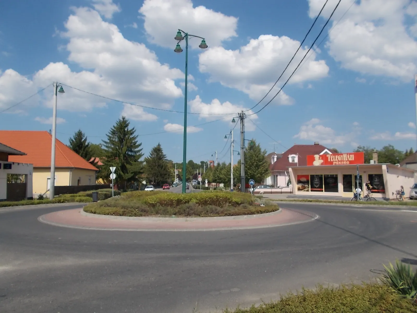 Photo showing: : Roundabout of Bartók Béla and Vörösmarty Sts, Alsó-Dabas quarter, Dabas, Pest County, Hungary.