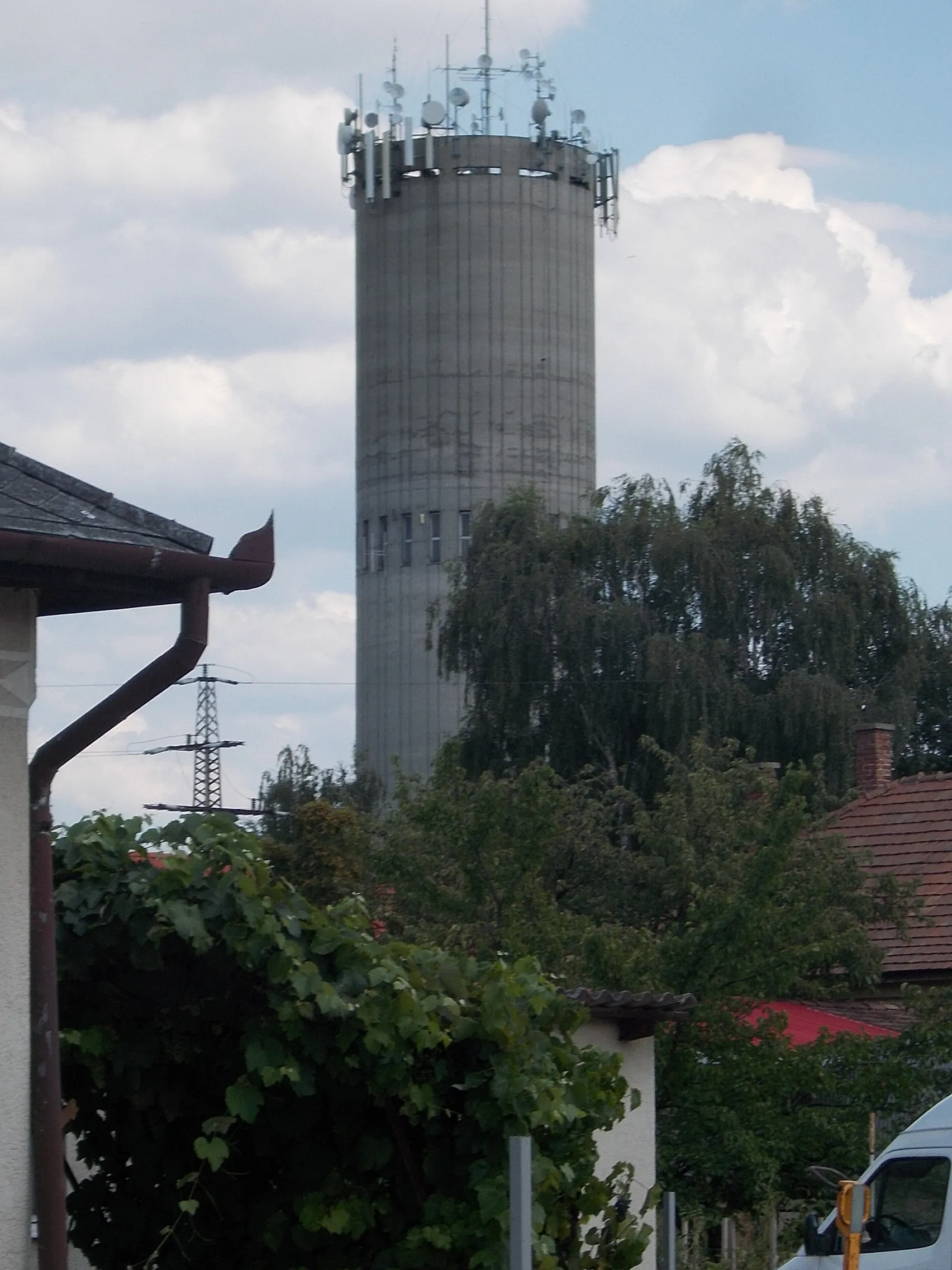 Photo showing: Széchenyi street water tower 41m high (transmitter tower for local radio channel and Mária radio channel), 110m above sea level. - Bartók Béla Street, Alsó-Dabas quarter, Dabas, Pest County, Hungary.