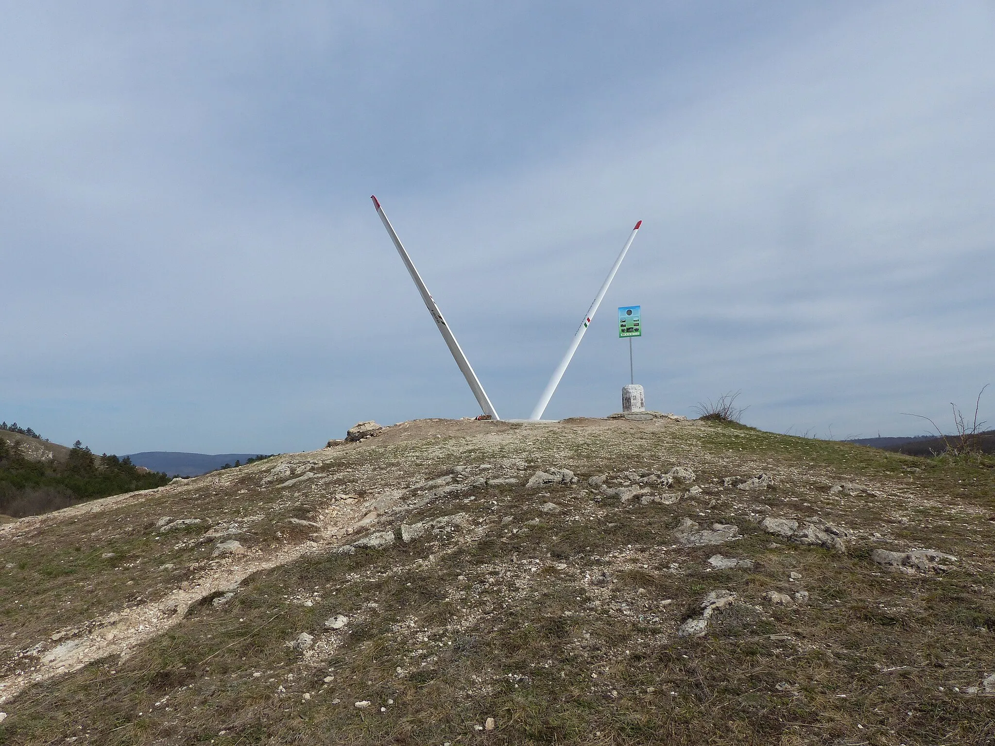 Photo showing: Vitorlázórepülő-emlékmű. A Gubóvirág tanösvény  közelében, Farkashegy-Katlan, Farkas-hegy, Budaörs.