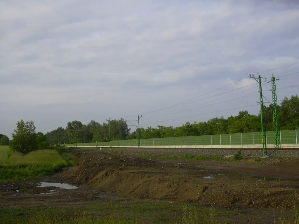 Photo showing: A Rail track and wall in Katonatelep.