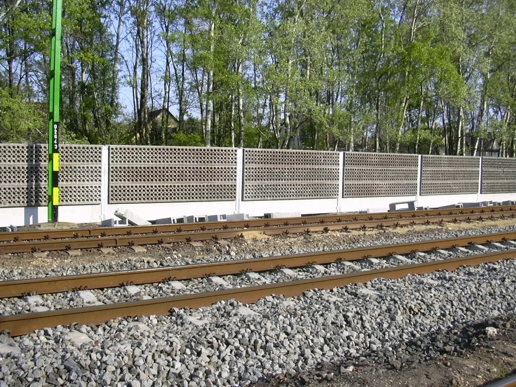 Photo showing: A Rail track, wall and forest in Katonatelep.