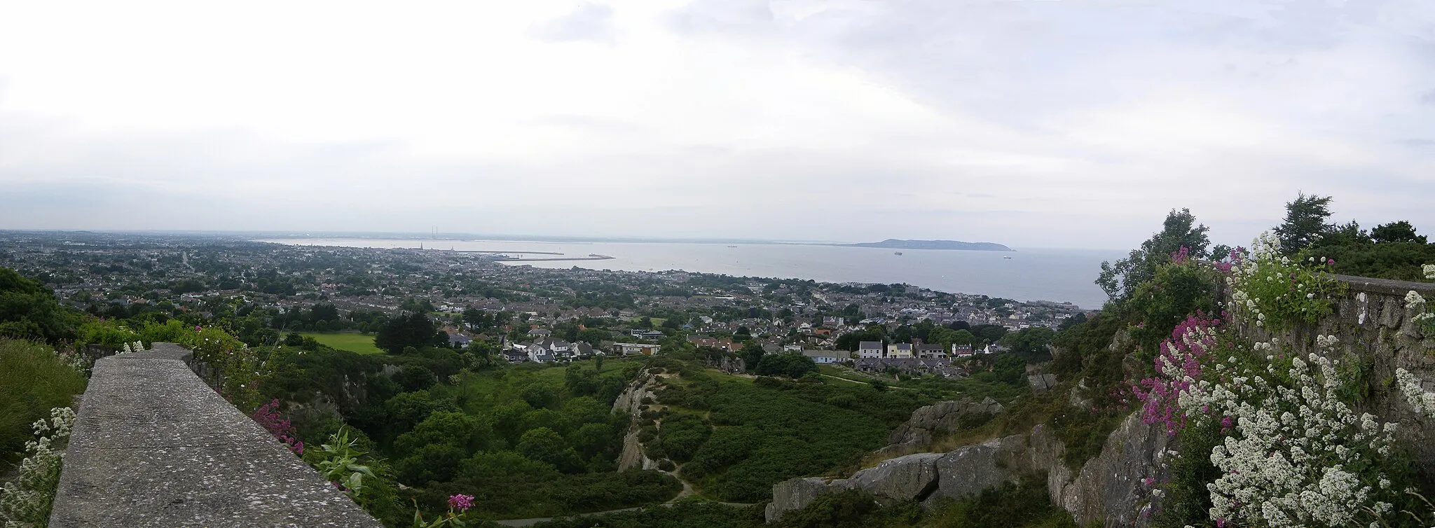 Photo showing: Baie de dublin depuis Dalkey Hill, avec Dublin a gauche, le port de Dún Laoghaire au millieu et la presqu'ile de Howth a droite
