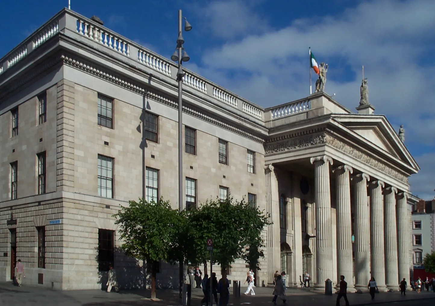 Photo showing: General Post Office (Dublin) Modification of original by Scolaire using Adobe Photoshop Elements 6: Cropped slightly and converging verticals adjusted.