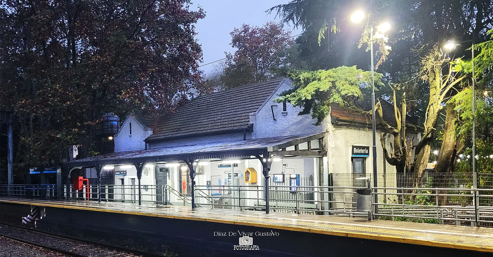 Photo showing: View of the Ranelagh Partido de Berazategui railway station in Buenos Aires, Argentina. It still preserves the old station house. what has been modified are the elevated platforms and the train has been electrified with the return to circulation 12 October 2018