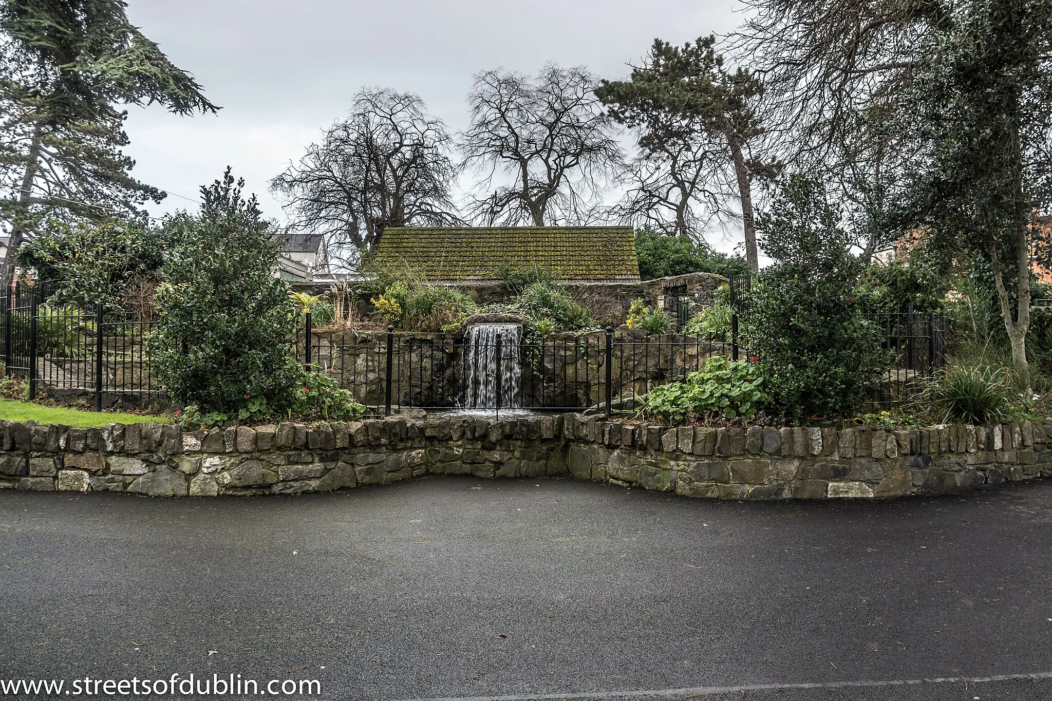 Photo showing: Harold's Cross is an urban village and inner suburb on the south side of Dublin, Ireland.
Harold's Cross is situated north of Terenure and Rathgar, west of Rathmines, east of Crumlin and Kimmage, and directly south from the Grand Canal at Clanbrassil Street. It lies within the jurisdiction of Dublin City Council, and straddles the boundary of Dublin 6, Dublin 6W and Dublin 12 postal districts.
One explanation of the origin of the name Harold's Cross is that it is derived from the name given to a gallows, which had been placed where the current Harold's Cross Park is situated. Harold's Cross was an execution ground for the city of Dublin during the 18th century and earlier. In the 14th century the gallows there was maintained by the Archbishop.
Harold's Cross stands on lands which formed, like those of Rathmines, part of the Manor of St. Sepulchre, and its name is said to have originated in a cross which marked the boundary of the lands of the Archbishop of Dublin, and warned the Harolds, the wild guardians of the border of the Pale near Whitechurch that they must not encroach.
The De Meones family, who gave their name to Rathmines, also owned lands at Harold's Cross in the fourteenth century.
Another explanation is that it is derived from a stone cross that marked the boundary of lands held by the Danish Viking Harold family of Rathfarnham in early medieval times, reputedly located at what is now the five-road Kenilworth junction on Harold's Cross Road.

Harold's Cross Park, a small well maintained city park, occupies the site of the original village green.