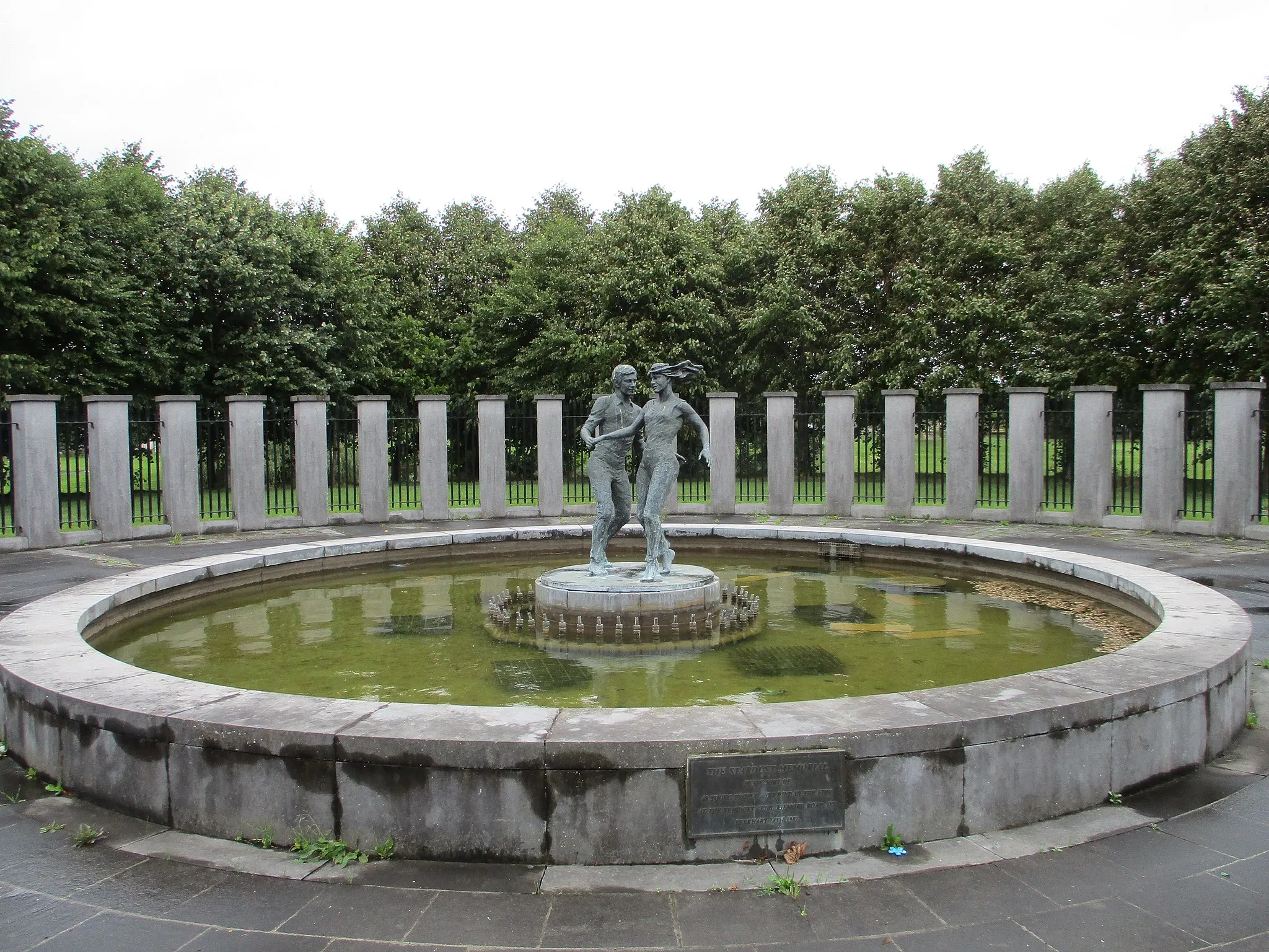 Photo showing: Dancing Couple sculpture in Stardust Memorial Park, Coolock, Dublin