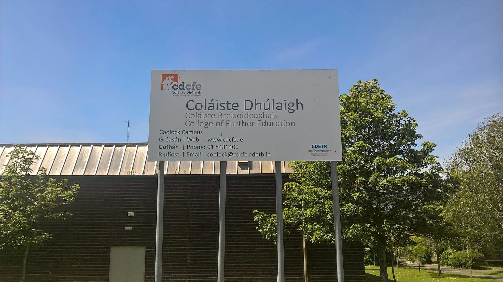 Photo showing: Coláiste Dhúlaigh College of Further Education sign in Coolock.
