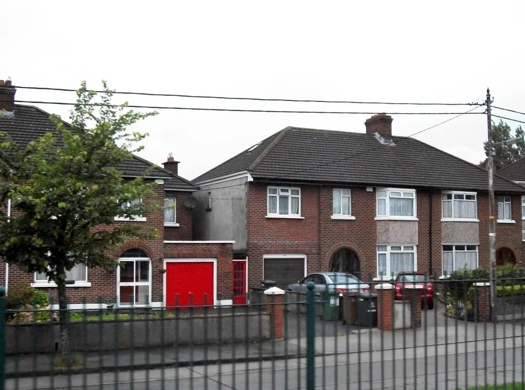 Photo showing: Semis on the "old" Swords Road