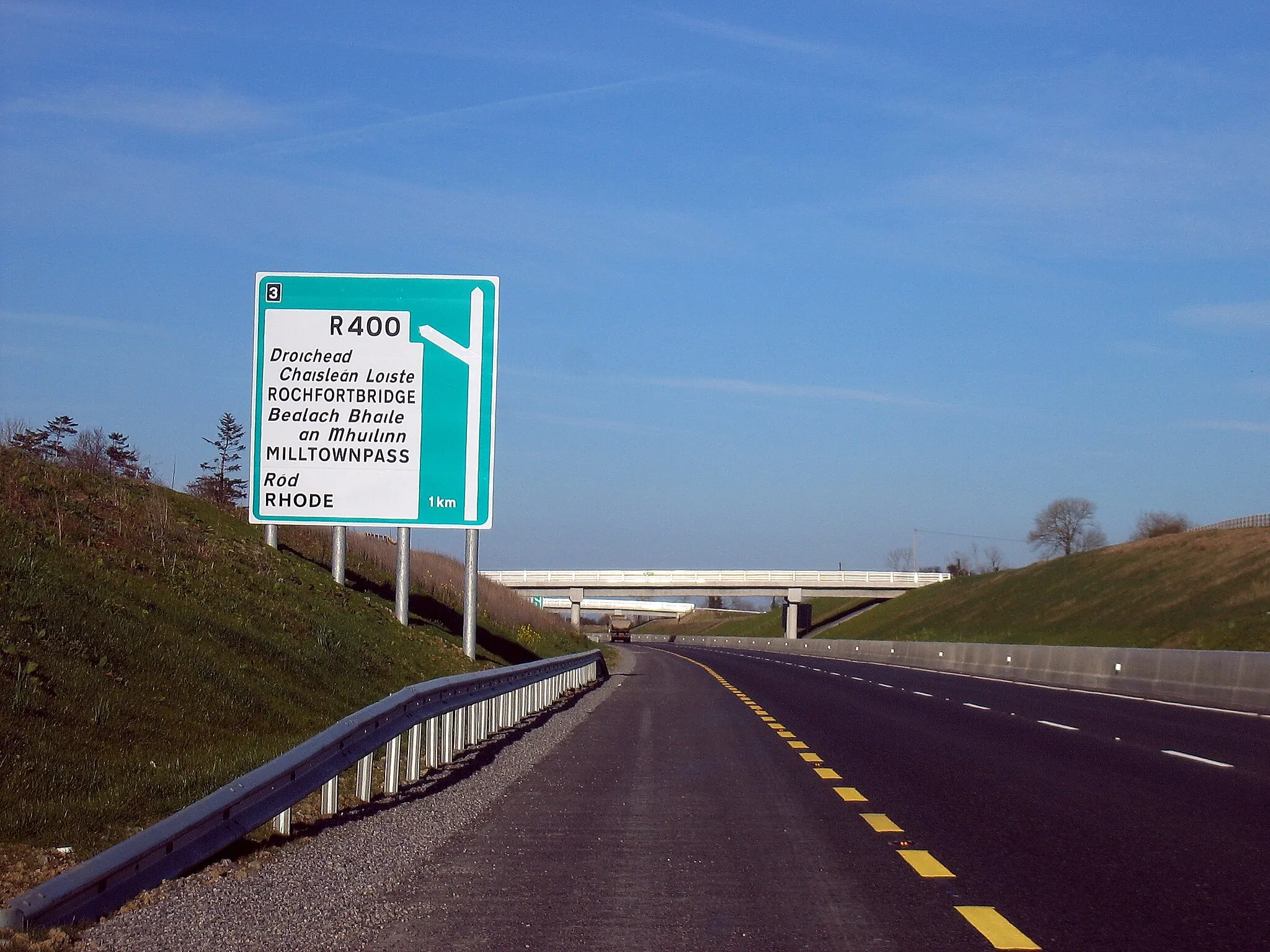 Photo showing: Exit Three ahead, near to Droichead Chaislean Loiste and  Derrygreenagh, Westmeath, Ireland.
Approaching Exit 3 on the N6 (now M6) in April 2007.