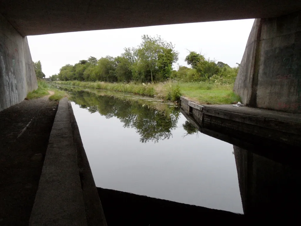Photo showing: Grand Canal from under George's Bridge, Edenderry, Co. Offaly