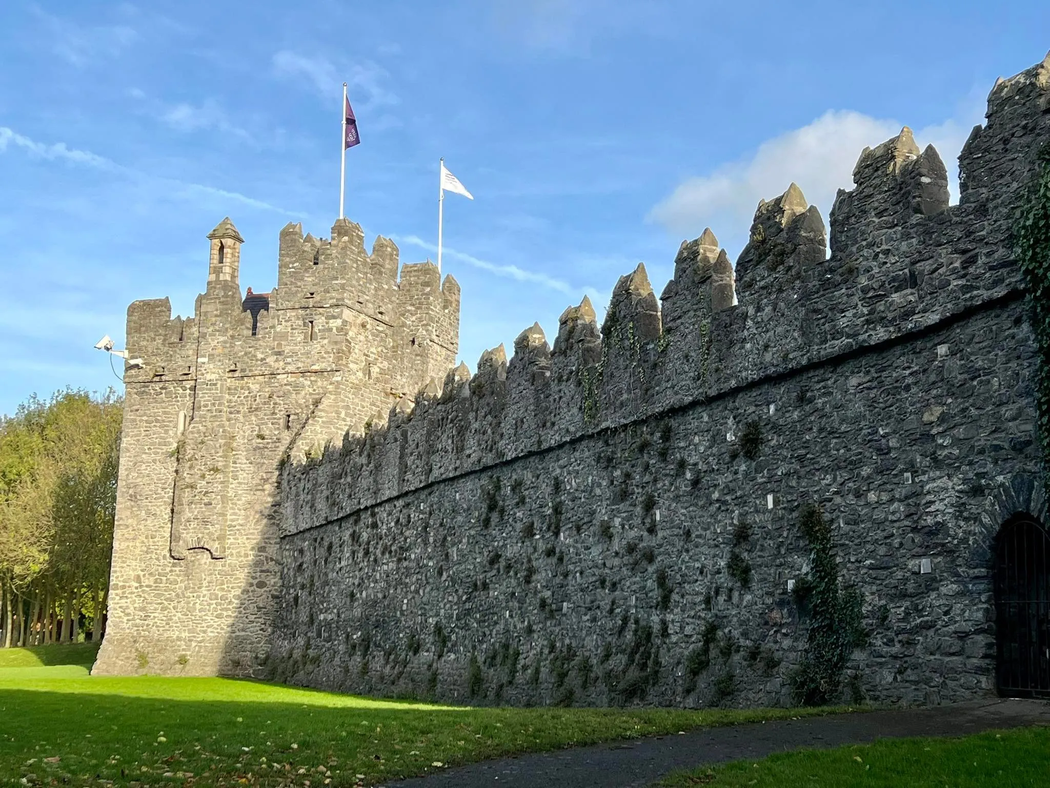 Photo showing: Swords Castle wall with Constable's Tower