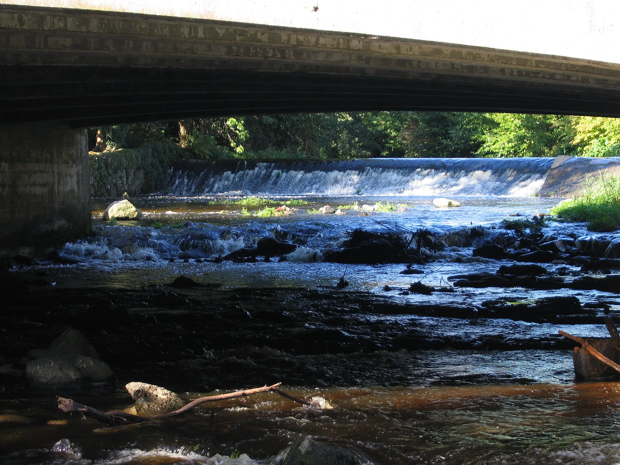 Photo showing: The en:River Vartry flowing under Main Street, Ashford