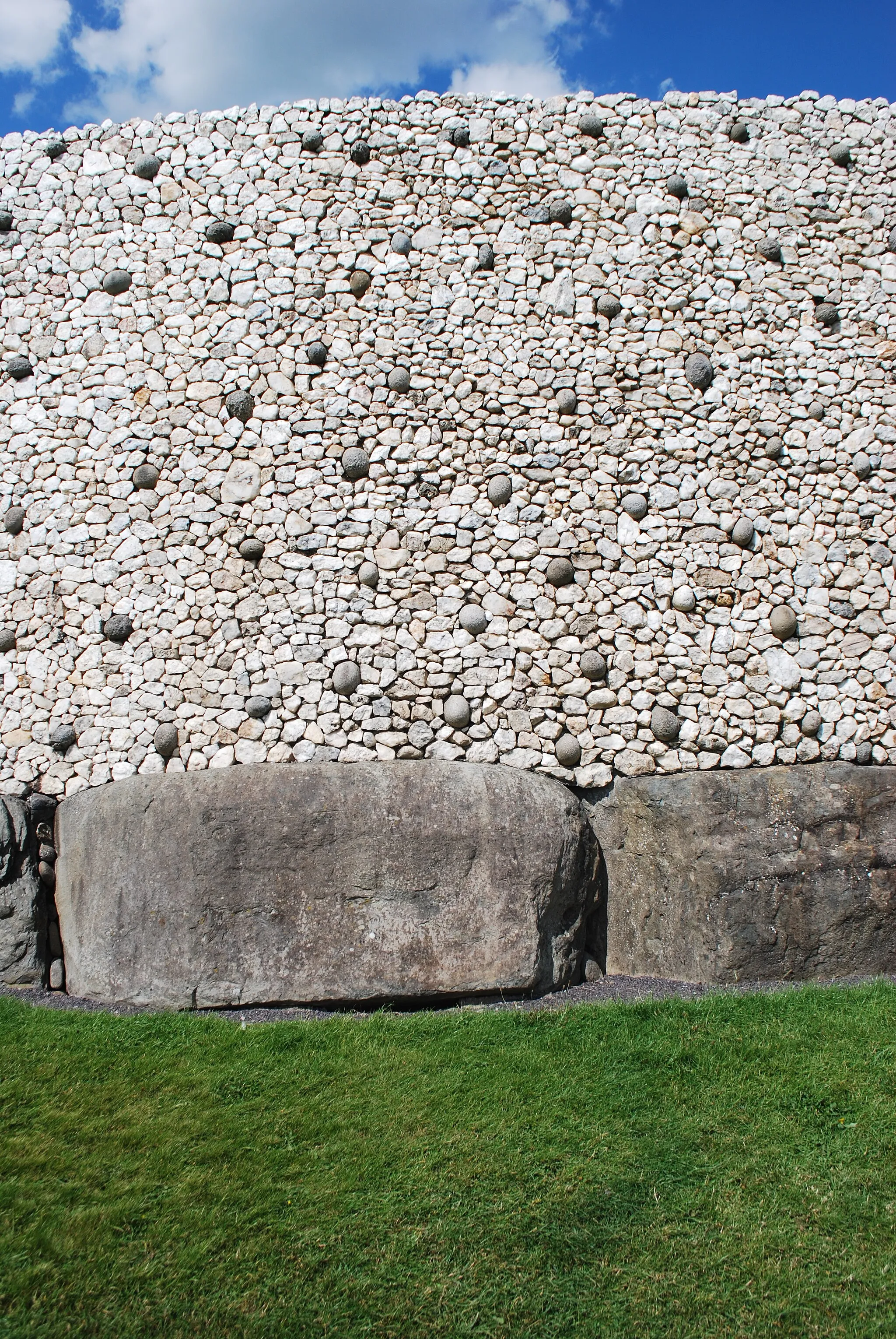 Photo showing: Vue de Newgrange, site archéologique de Brú na Bóinne.