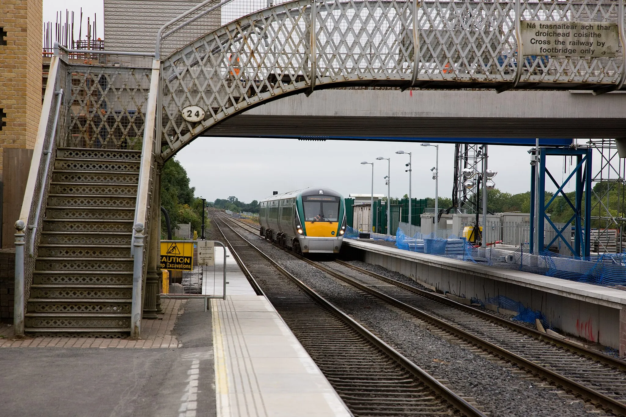 Photo showing: IÉ 22000 Class diesel multiple unit approaching Adamstown railway station, Dublin, Ireland