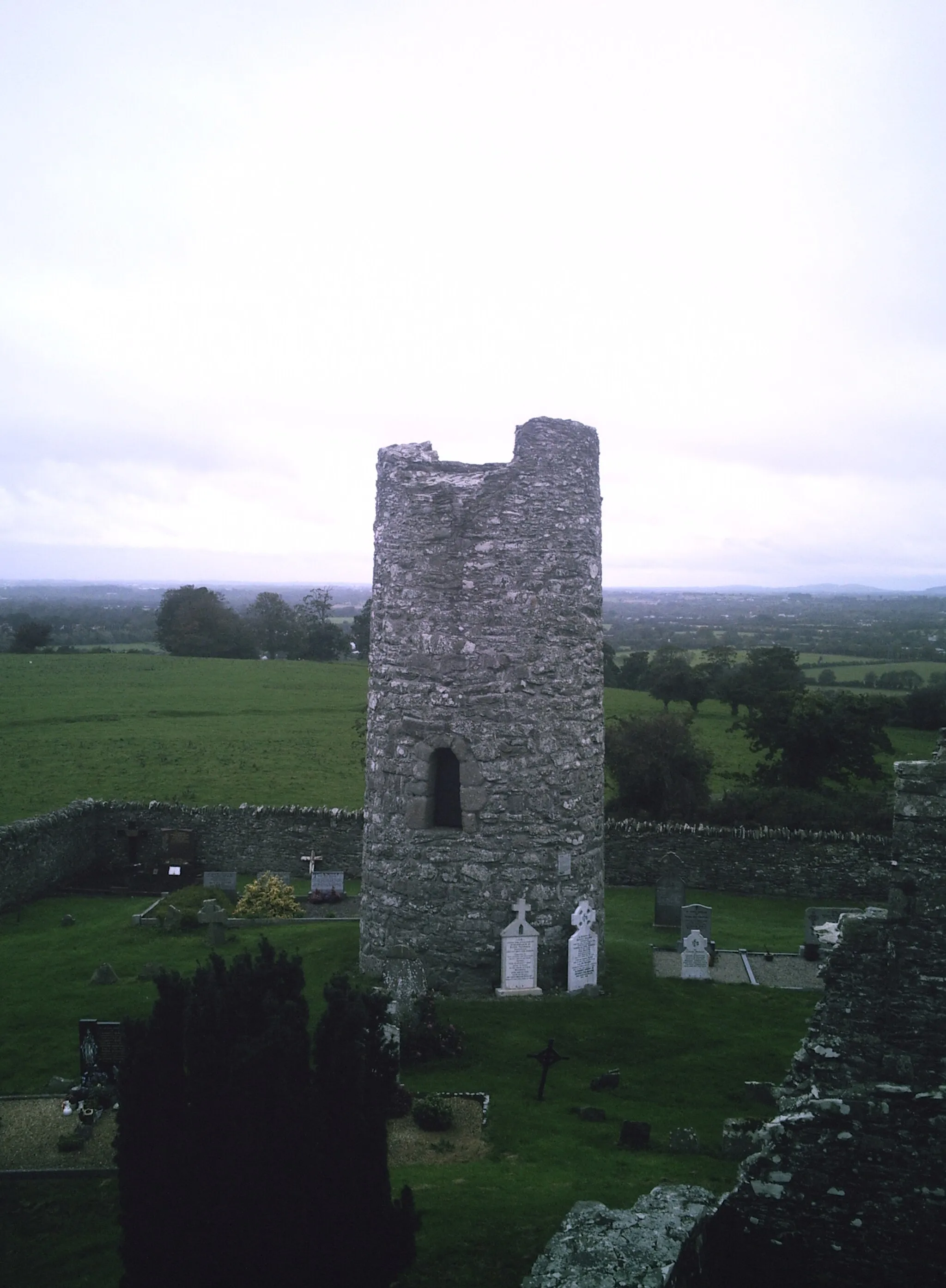 Photo showing: Photo of Oughterard Irish Round Tower, County Kildare, Ireland