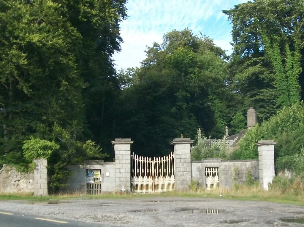 Photo showing: Ornamental gates and derelict lodge at Bective