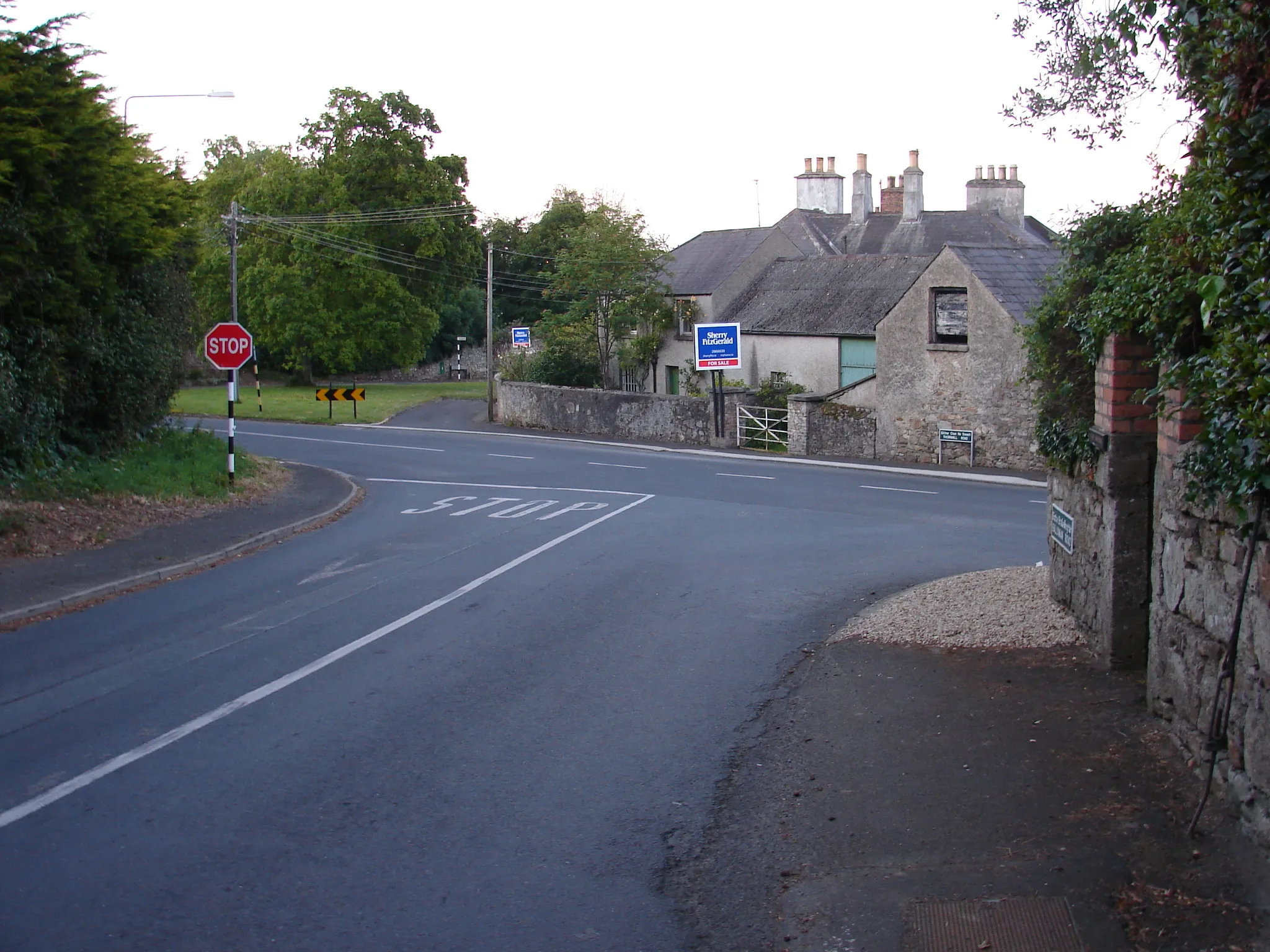 Photo showing: Ballyman Road meets Thornhill Road