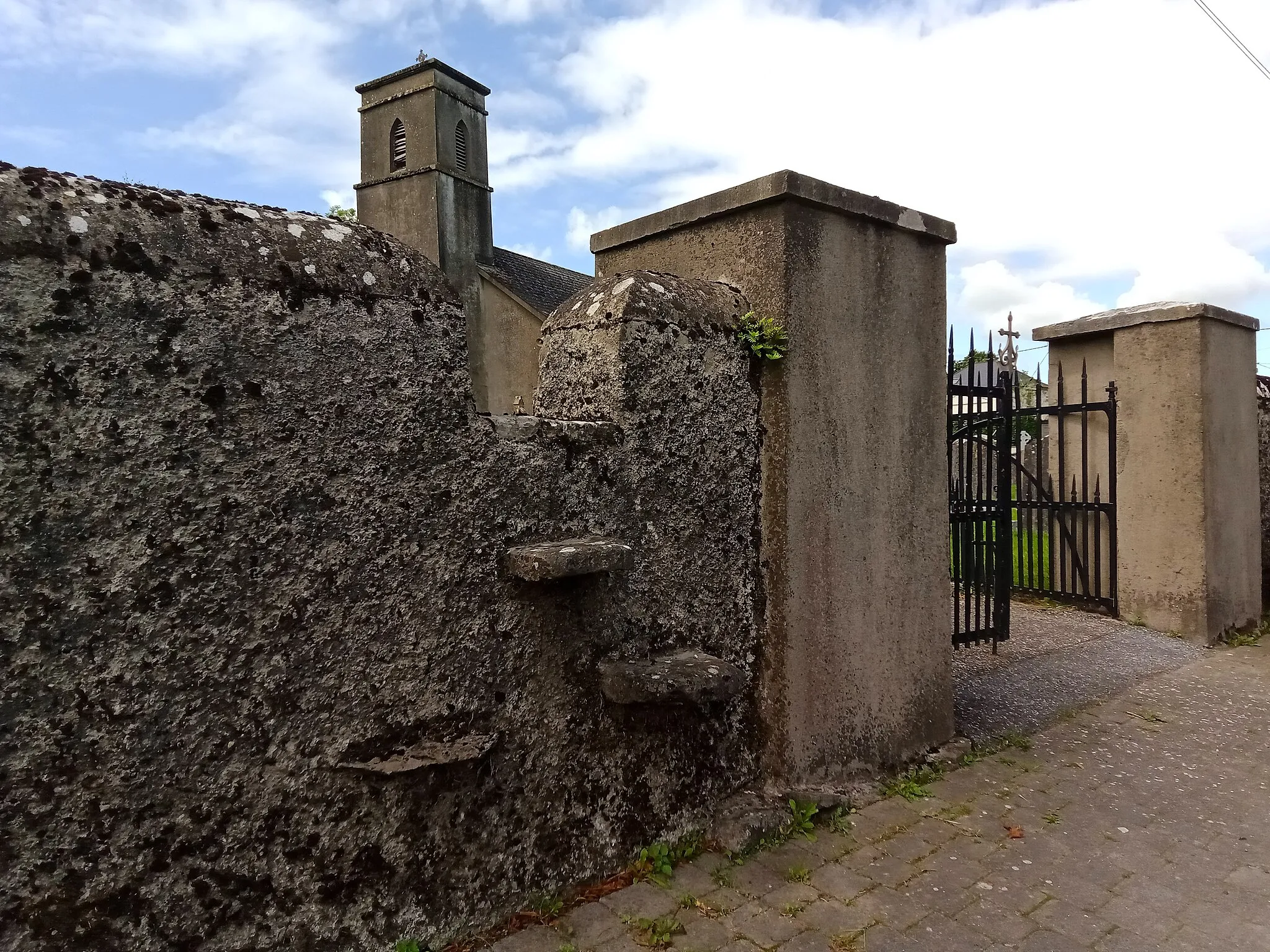 Photo showing: stepover stile into Dunmore Graveyard, part of the now disused Radestown Lane - Dunmore Church Mass Path
