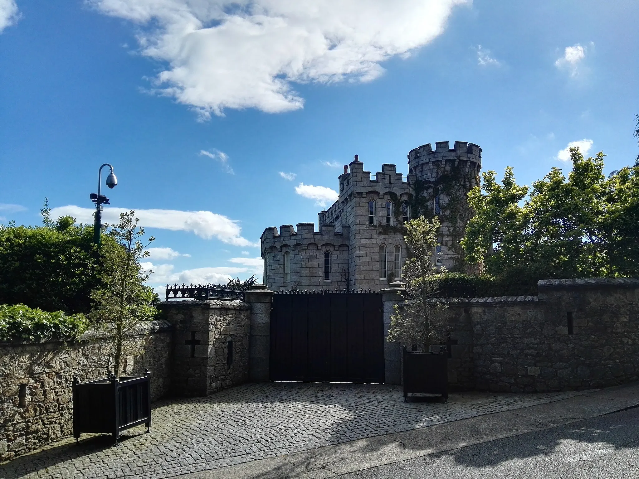Photo showing: Enya Castle