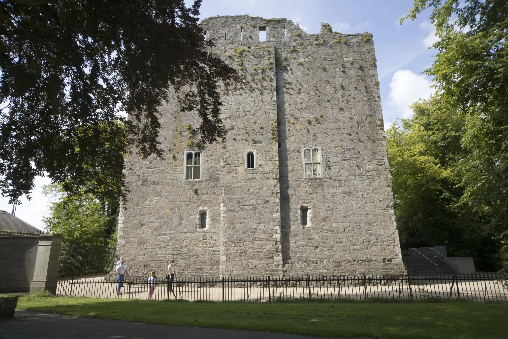 Photo showing: The town is a major historical centre, with Maynooth Castle and Carton House: two former seats of the Dukes of Leinster. The castle was a stronghold of the 16th century historical figure Thomas FitzGerald, 10th Earl of Kildare better known as Silken Thomas. The castle was taken by force in 1535, after the rebellion of the Earl. The town is just inside the western edge of The Pale.
The most important historical buildings in the town are those of St. Patrick's College some of which antedate the foundation of the college, while others are in the late Georgian and neo-Gothic revival style. The new range of buildings was erected by A.W.N. Pugin in 1850 under a commission from then college president Laurence F. Renehan, while the highly important College Chapel was designed and completed by J.J. McCarthy during the presidency of Dr. Robert Browne in 1894.
In the 1920s, the town was the unofficial home to the King's representative in Ireland, Domhnall Ua Buachalla, who declined to take up official residence in the Viceregal Lodge in the Phoenix Park, and whose family operated a hardware store in the town until 2005, the only store with an Irish language name in the town for many years.

The famed Connolly's Folly is also near the town, although it is arguably in Celbridge, as it is much closer to it, but is covered by Maynooth's very large town boundaries.