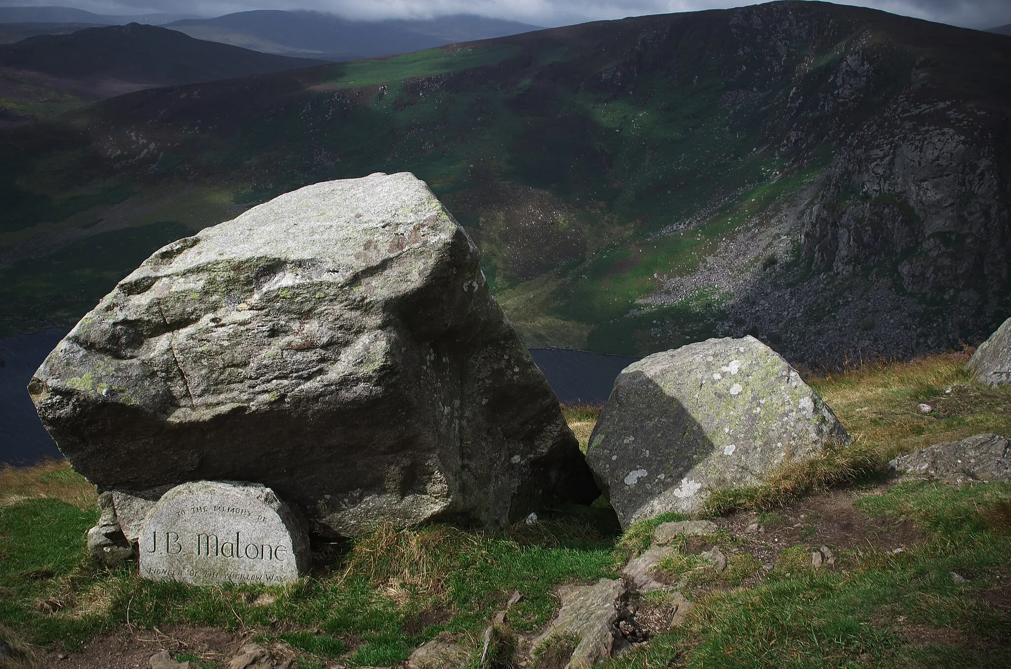 Photo showing: The JB Malone memorial, overlooking Lough Tay and Luggala. Himself was instrumental in founding the Wicklow Way, of which this is a part.