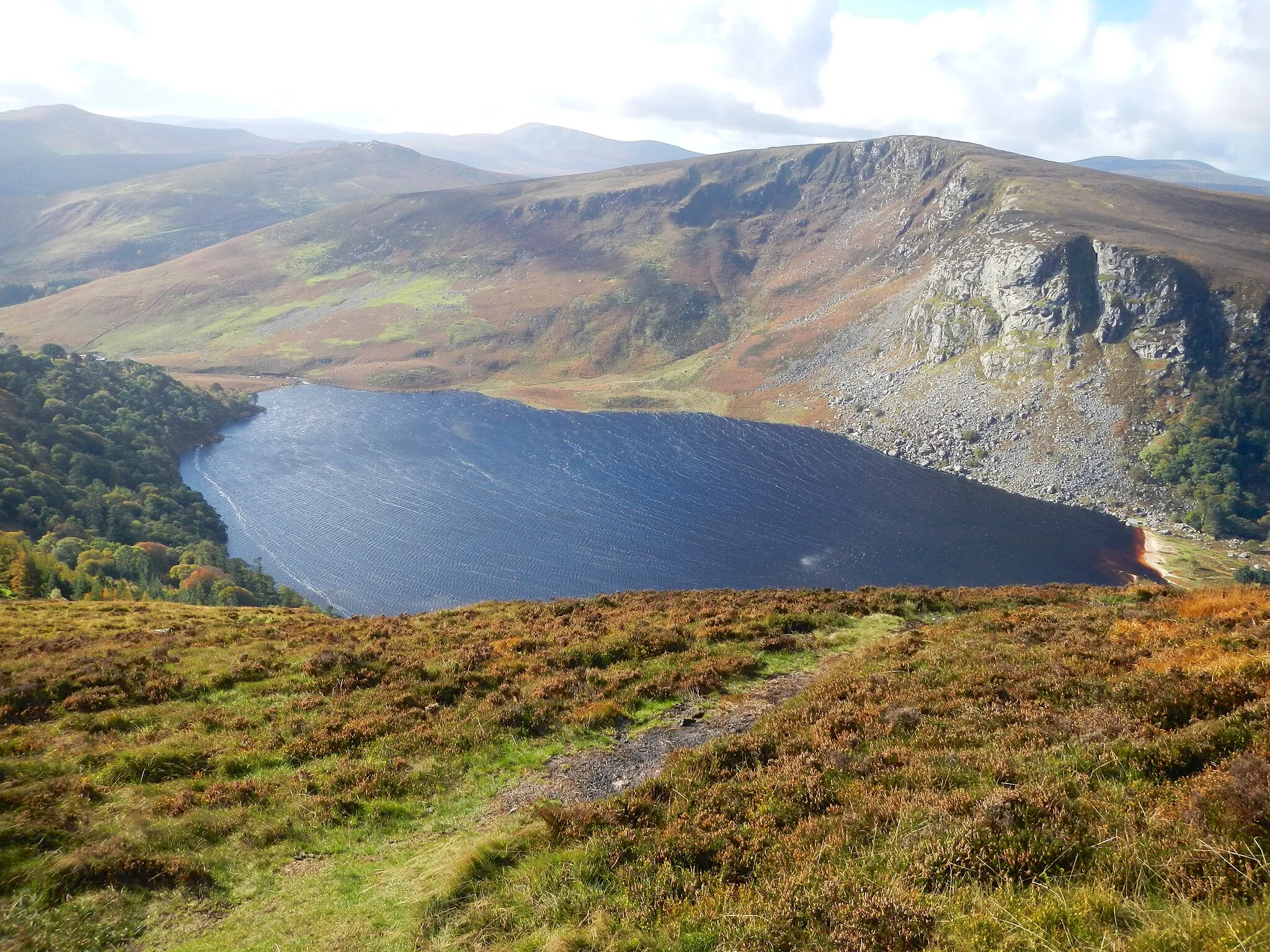 Photo showing: View into Lough Tay and Luggala, from the J.B. Malone Memorial Stone, on  Djouce Mountain in Wicklow, Ireland