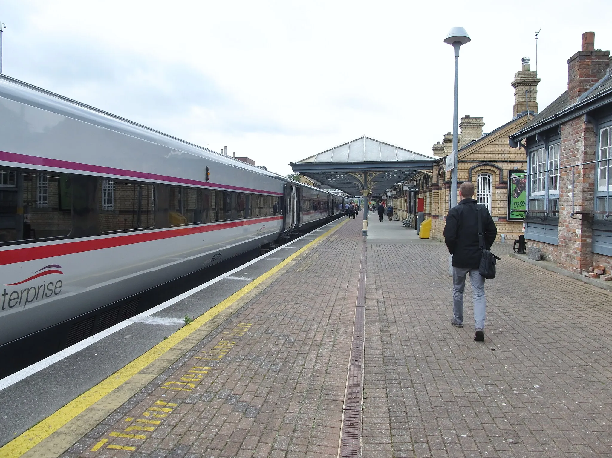 Photo showing: The Dublin-bound Enterprise standing at Platform 1, Dundalk Clarke Station