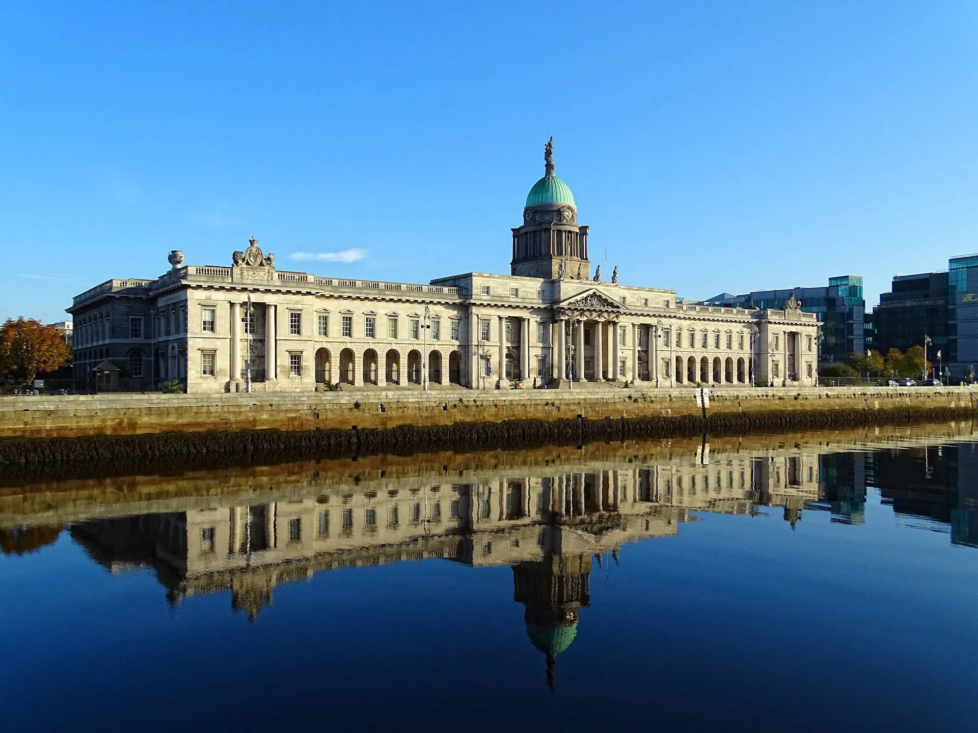 Photo showing: The Custom House in Dublin seen early in the morning.