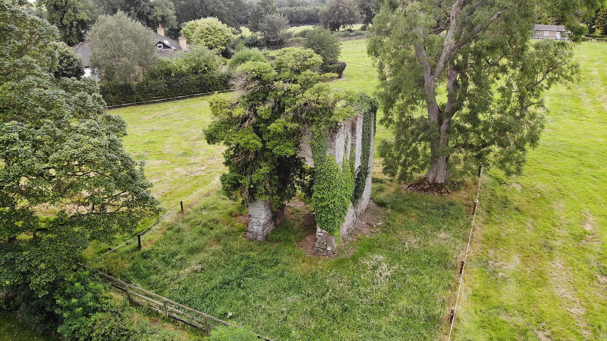 Photo showing: Ruins of Moyglare gateway.