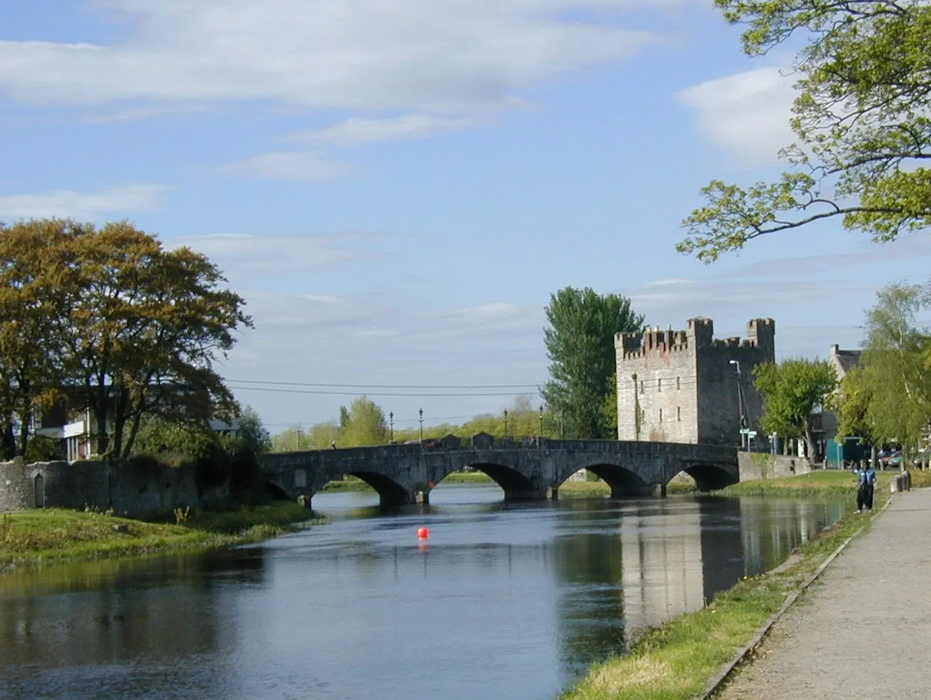 Photo showing: Crom Abu Bridge and White's Castle, a tower house built in 1417 by the Gerald FitzGerald, 8th Earl of Kildare