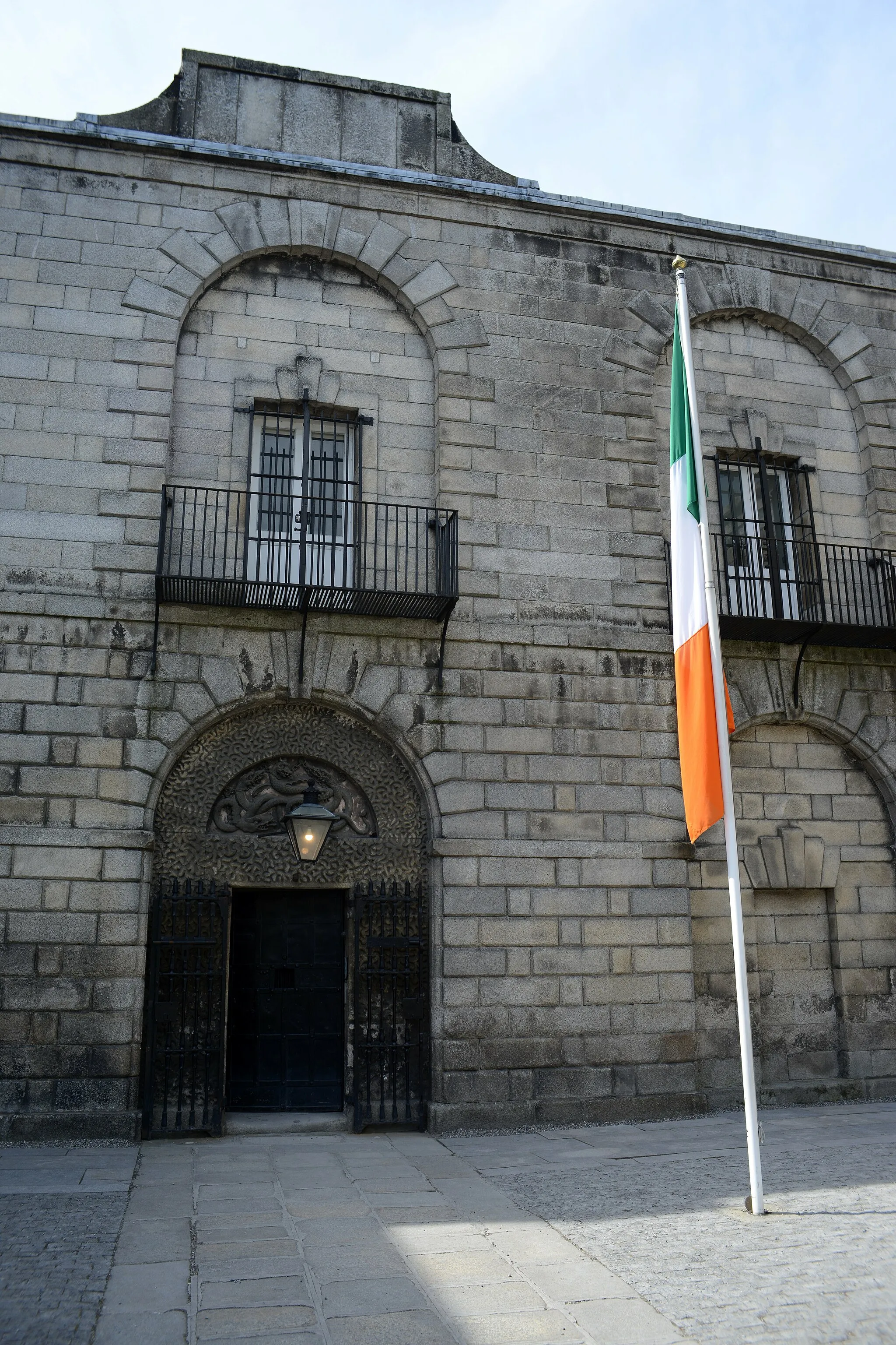 Photo showing: Irish national flag outside Kilmainham Gaol, Dublin, Co. Dublin, Ireland