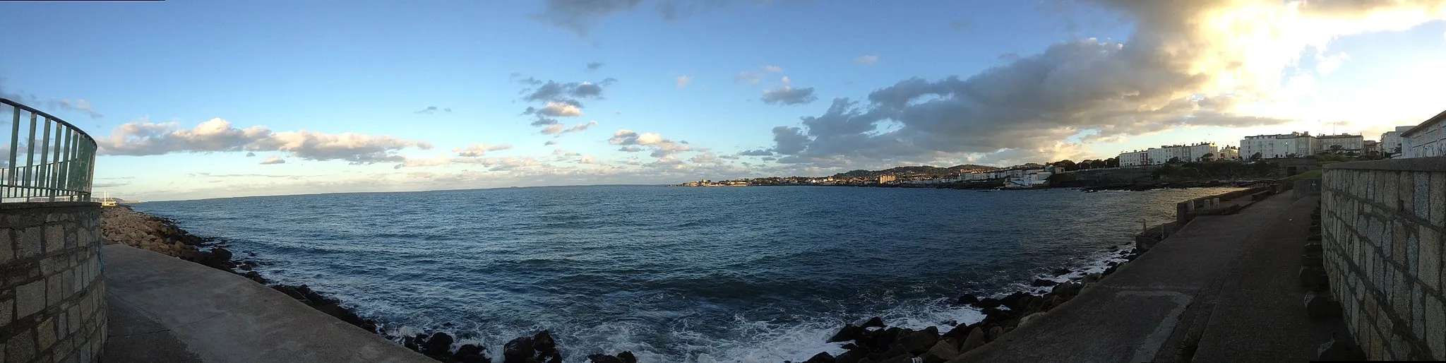 Photo showing: View of the Irish sea from the pier at  Dun Laoghaire harbour